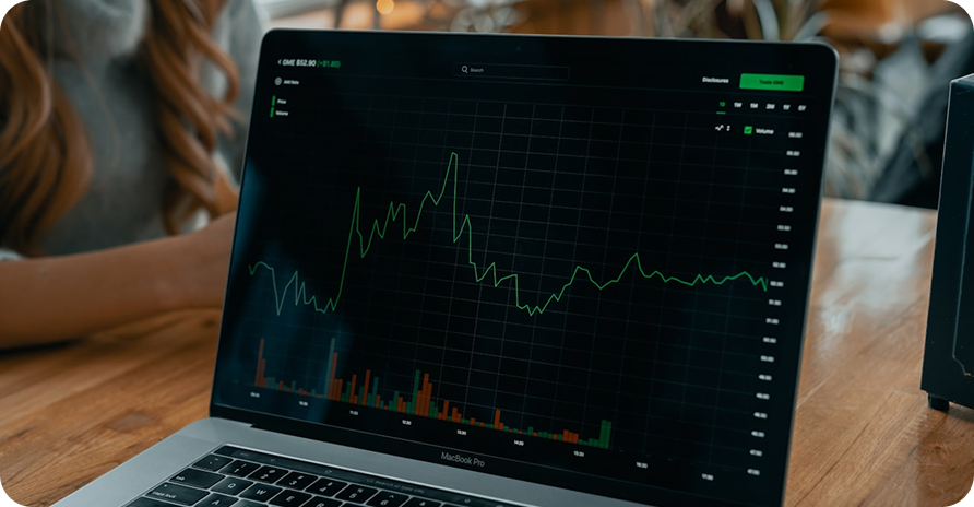 Investmentchart auf einem Laptop